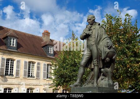 Frankreich, Calvados, Pays d'Auge, Beaumont en Auge, Statue von Pierre-Simon de Laplace, Mathematiker, Astronom, Physiker und französische Politiker Stockfoto