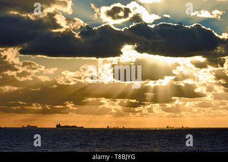 Frankreich, Seine Maritime, Le Havre, Frachtschiffe in der Le Havre port Wartebereich vor der Küste verankert Stockfoto