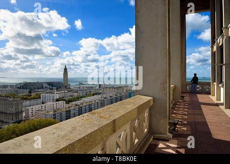 Frankreich, Seine Maritime, Le Havre, der Innenstadt von Auguste Perret wieder aufgebaut als Weltkulturerbe von der UNESCO dominiert von der Laterne Turm von St. Joseph's Church von der Terrasse des Hotel de Ville gesehen Stockfoto