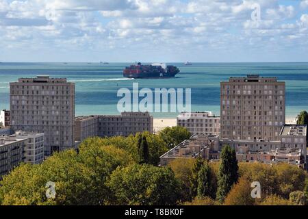 Frankreich, Seine Maritime, Le Havre, der Innenstadt von Auguste Perret wieder aufgebaut als Weltkulturerbe von der UNESCO, Perret Gebäude von Porte OcÚane (Ocean Gate) am Ende der Avenue Foch und ein Containerschiff im Hintergrund Stockfoto