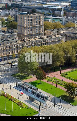 Frankreich, Seine Maritime, Le Havre, der Innenstadt von Auguste Perret wieder aufgebaut als Weltkulturerbe von der UNESCO, Straßenbahn auf dem Platz vor dem Rathaus und die fußgängerbrücke am Bassin du Commerce im Hintergrund Stockfoto