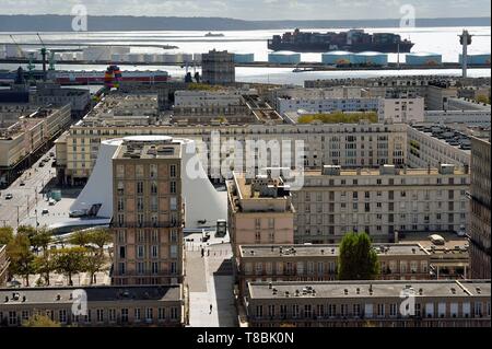 Frankreich, Seine Maritime, Le Havre, der Innenstadt von Auguste Perret wieder aufgebaut als Weltkulturerbe von der UNESCO, Perret Gebäude rund um das Kulturzentrum namens Vulkan von Oscar Niemeyer, ein Containerschiff im Hintergrund erstellt verlässt den Hafen Stockfoto