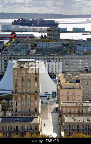 Frankreich, Seine Maritime, Le Havre, der Innenstadt von Auguste Perret wieder aufgebaut als Weltkulturerbe von der UNESCO, Perret Gebäude rund um das Kulturzentrum namens Vulkan von Oscar Niemeyer, ein Containerschiff im Hintergrund erstellt verlässt den Hafen Stockfoto