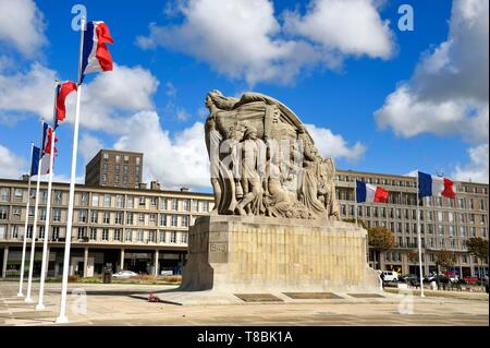 Frankreich, Seine Maritime, Le Havre, der Innenstadt von Auguste Perret wieder aufgebaut als Weltkulturerbe der UNESCO, das Kriegerdenkmal vor einem Perret Gebäude Stockfoto