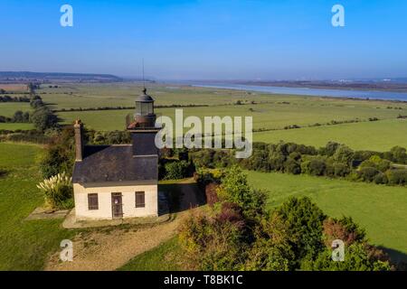 Frankreich, Eure, Marais Vernier, Region, Naturpark der Seine-mündung, Saint Samson de la Roque, Roque Leuchtturm am Pointe de la Roque blickt auf den Fluss Seine Mündung, die Brücke der Normandie weit im Hintergrund (Luftbild) Stockfoto