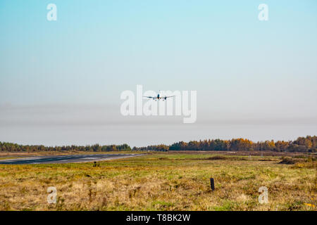 Chabarowsk, Russland - 29.September 2018: Flugzeug Airbus A319-100 VP-BUO Aurora Airline landet auf dem Flughafen von Chabarowsk. Stockfoto