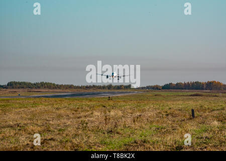 Chabarowsk, Russland - 29.September 2018: Flugzeug Airbus A319-100 VP-BUO Aurora Airline landet auf dem Flughafen von Chabarowsk. Stockfoto