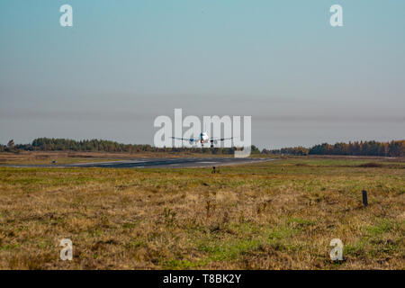 Chabarowsk, Russland - 29.September 2018: Flugzeug Airbus A319-100 VP-BUO Aurora Airline landet auf dem Flughafen von Chabarowsk. Stockfoto