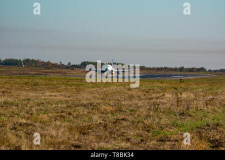 Chabarowsk, Russland - 29.September 2018: Flugzeug Airbus A319-100 VP-BUO Aurora Airline landet auf dem Flughafen von Chabarowsk. Stockfoto