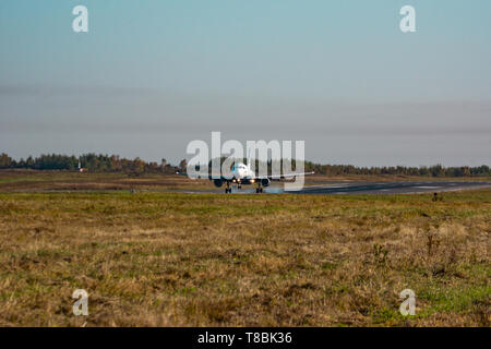 Chabarowsk, Russland - 29.September 2018: Flugzeug Airbus A319-100 VP-BUO Aurora Airline landet auf dem Flughafen von Chabarowsk. Stockfoto