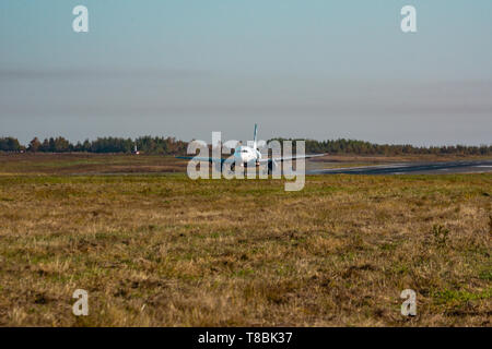 Chabarowsk, Russland - 29.September 2018: Flugzeug Airbus A319-100 VP-BUO Aurora Airline landet auf dem Flughafen von Chabarowsk. Stockfoto