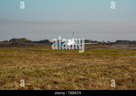 Chabarowsk, Russland - 29.September 2018: Flugzeug Airbus A319-100 VP-BUO Aurora Airline landet auf dem Flughafen von Chabarowsk. Stockfoto