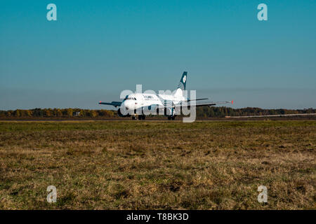 Chabarowsk, Russland - 29.September 2018: Flugzeug Airbus A319-100 VP-BUO Aurora Airline landet auf dem Flughafen von Chabarowsk. Stockfoto