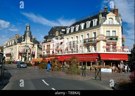 Frankreich, Calvados, Pays d'Auge, Trouville sur Mer, Le Central und Les Vapeurs Restaurant, der moule frites (Muscheln und Pommes frites) sind ihre Spezialität, das Rathaus im Hintergrund Stockfoto