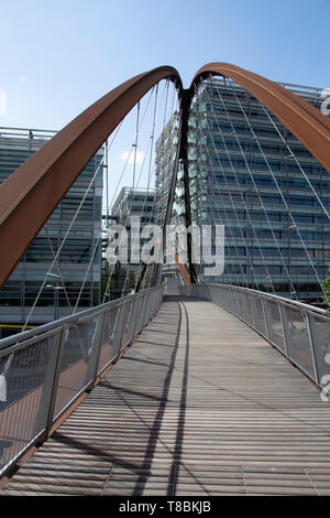 Das Chiswick Park Fußgängerbrücke anschließen Chiswick Business Park mit Chiswick Park U-Bahnstation, West London, Großbritannien Stockfoto