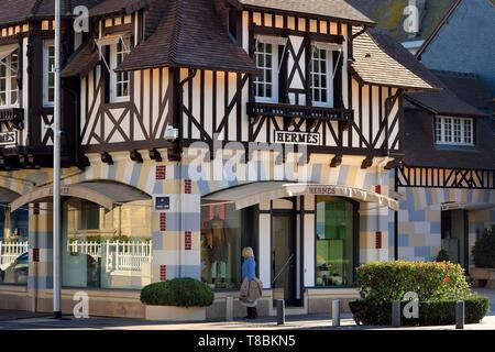 Frankreich, Calvados, Pays d'Auge, Deauville, Hermes Luxus in der Rue du Casino Stockfoto