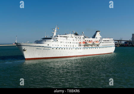 Ocean Majesty Cruise der majestätischen Internationale Kreuzfahrten Unternehmen rangieren in den Gewässern des Hafens von Barcelona. Stockfoto