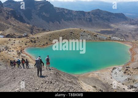 Neuseeland, Nordinsel, Waikato Region, Tongariro National Park, 1967 m, UNESCO-Weltkulturerbe, Wanderer auf dem Tongariro Alpine Crossing in der Nähe von Emerald Lake Stockfoto