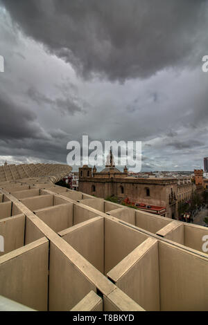 Sevilla, Spanien - 06.April 2019: Die Struktur von Raum Metropol Parasol (Setas de Sevilla), im La Encarnacion Platz, wo man die beste Lage Stockfoto