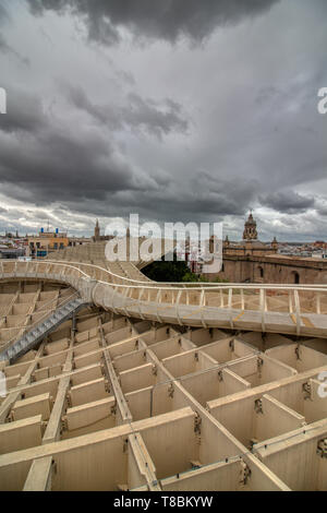 Sevilla, Spanien - 06.April 2019: Die Struktur von Raum Metropol Parasol (Setas de Sevilla), im La Encarnacion Platz, wo man die beste Lage Stockfoto