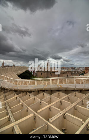 Sevilla, Spanien - 06.April 2019: Die Struktur von Raum Metropol Parasol (Setas de Sevilla), im La Encarnacion Platz, wo man die beste Lage Stockfoto