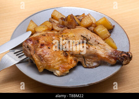 Gebratenes Huhn in Platte mit Kartoffeln in einem Teller Stockfoto