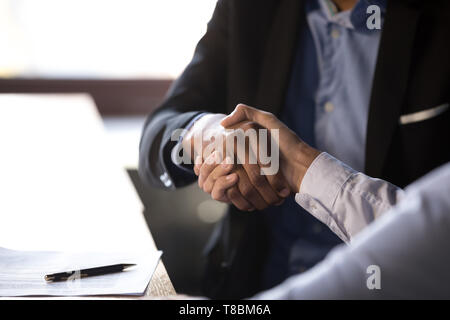 Nahaufnahme der afrikanischen Geschäftsmann Händeschütteln mit Client Stockfoto