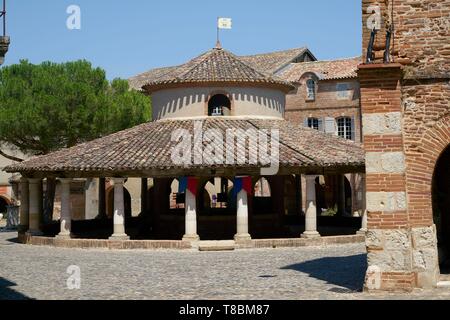 Frankreich, Tarn-et-Garonne, Caylus, beschriftet Les Plus beaux villages de France (Schönste Dörfer Frankreichs), der getreidemarkt Stockfoto