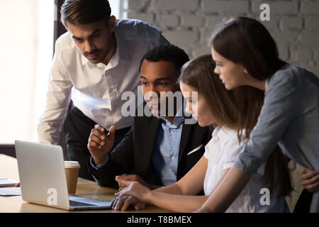 Schwarz Executive Manager erklärt, um Kollegen neue online-Projekt Stockfoto