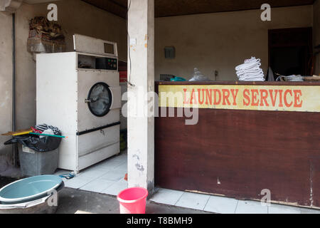 Landry Service auf den Straßen von Ubud, Bali, Indonesien Stockfoto