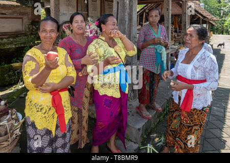 Lokale Balinesen in ihre wunderschönen, traditionellen Kleidung. Die Frauen tragen Weiße oder bunte kebaya gepaart mit einem Batik kamben Stockfoto