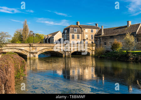 Der Fluss Welland fließt durch die Stadt von Stamford, Lincolnshire, England Stockfoto