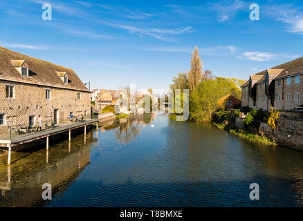 Der Fluss Welland fließt durch die Stadt von Stamford, Lincolnshire, England Stockfoto