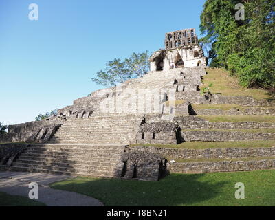 Stony Tempel des Kreuz Pyramide an der alten Maya Nationalpark von Palenque Stadt im Staat Chiapas in Mexiko Stockfoto