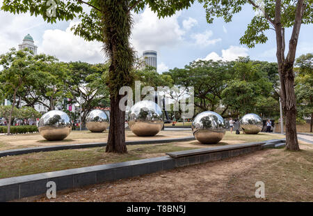 Spiegelkugeln in Kaiserin vor cavenagh Bridge und der 'Asian Civilisations Museum' Stockfoto