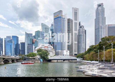 Blick auf Cavenagh Brücke, Fullerton Hotel und im Central Business District von Singapur Stockfoto