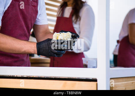 Mann mit Eis in schwarz Cups Stockfoto