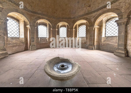 TRIER, Deutschland - 21. FEBRUAR 2017: Innenraum mit Wasser und der Porta Nigra historischen römischen Portal im zweiten Jahrhundert in der deutschen Stadt Trier gebaut Stockfoto