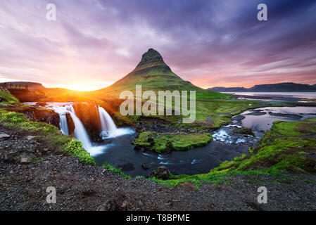 Kirkjufellsfoss Wasserfall und Kirkjufell Berg. Eine berühmte Touristenattraktion in der Nähe der Stadt Grundarfjordur. Atemberaubende isländische Landschaft Stockfoto