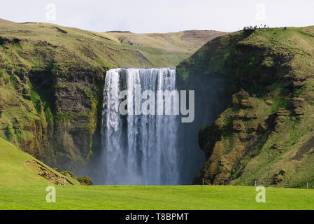 Skogafoss Wasserfall. Natürliche Touristenattraktion von Island. Sommer Landschaft an einem sonnigen Tag. Erstaunlich in der Natur Stockfoto