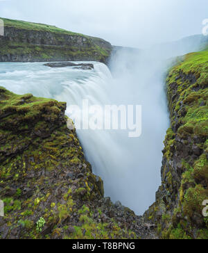 Gullfoss Wasserfall in der Schlucht der Berge. Touristische Attraktion Island. Schönheit in der Natur Stockfoto