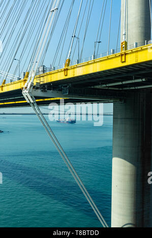 Schließen Sie das Erntegut auf Stahl Ting Kau Brücke in Hongkong, die Insel Tsing Yi Tsuen Wan verbindet Stockfoto