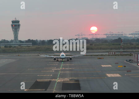 Sonnenaufgang auf dem Flughafen von Barcelona Stockfoto