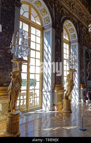 Frankreich. Versailles. 6. August 2017. Skulpturen im Spiegelsaal des Schlosses. Stockfoto