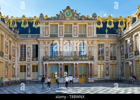 Versailles, Frankreich - 6 August 2017: Die "Cour de Marbre" Fassade des Schlosses von Versailles. Stockfoto