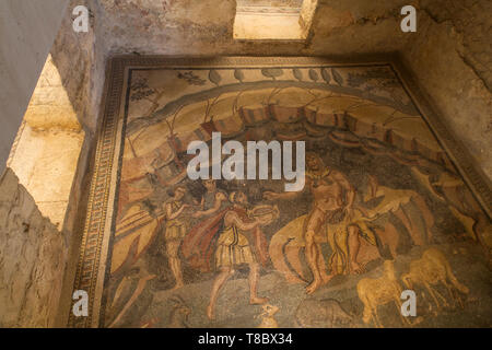PIAZZA ARMERINA, ITALIEN - April 24: Blick auf den Ulysses und Polyphemos Mosaiken, Vestibül von polyphemos in der Villa Romana del Casale als UNE bezeichnet Stockfoto