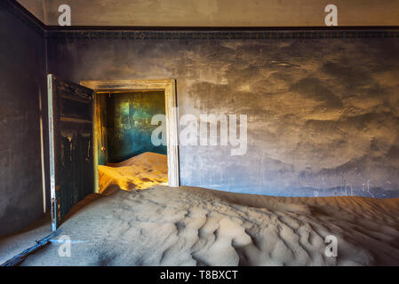 Ruinen der Bergbaustadt Kolmanskop, die in der Wüste Namib in der Nähe von Lüderitz in Namibia Stockfoto