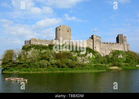 Pembroke Castle mittelalterlichen Burg Klasse 1 aufgeführten Gebäude und Mühlenteich Pembrokeshire Wales Cymru GROSSBRITANNIEN Stockfoto