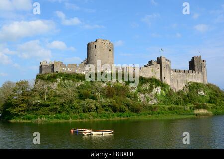 Pembroke Castle mittelalterlichen Burg Klasse 1 aufgeführten Gebäude und Mühlenteich Pembrokeshire Wales Cymru GROSSBRITANNIEN Stockfoto