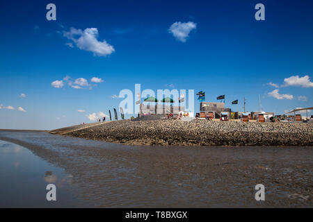 2018 Blick über das Wattenmeer auf das Wassersportzentrum der Familie Lagune Perlebucht, Buesum, Nordsee, Deutschland Stockfoto